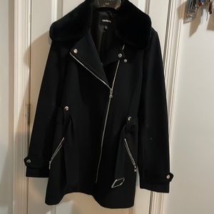 Black peak coat with fur neckline and buckle on the waistline.